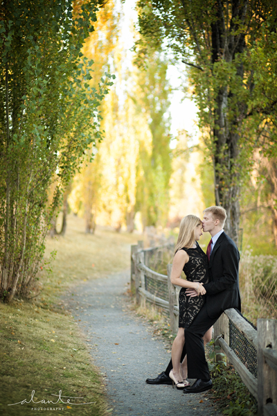 Engagement pictures on a pretty path in Seattle www.alantephotography.com